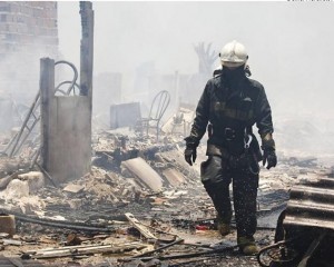 Mais um corpo é encontrado por bombeiros em favela que incendiou em São Paulo Mais um corpo é encontrado por bombeiros em favela que incendiou em São Paulo