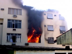 Bombeiros do Rio controlam as chamas de apartamento em Vila Isabel - Foto: Ricardo Meneses Bombeiros do Rio controlam as chamas de apartamento em Vila Isabel - Foto: Ricardo Meneses