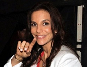 Cantora Ivete Sangalo da entrada no Hospital Aliança, em Salvador, com meningite Cantora Ivete Sangalo da entrada no Hospital Aliança, em Salvador, com meningite