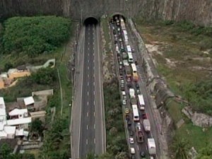 Ônibus pega fogo em túnel da Linha Amarela e trava o trânsito no Rio de Janeiro Ônibus pega fogo em túnel da Linha Amarela e trava o trânsito no Rio de Janeiro
