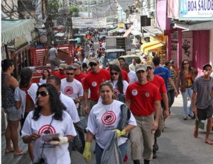 Na Rocinha, foram distribuídos materiais informativos e capas para caixas d'água Na Rocinha, foram distribuídos materiais informativos e capas para caixas d'água