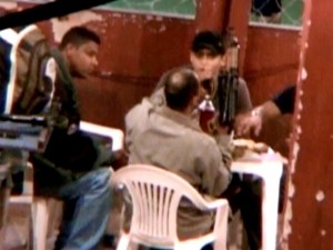 Nem, Oliveira e Leopoldino negociam compra de arma na Rocinha Nem, Oliveira e Leopoldino negociam compra de arma na Rocinha