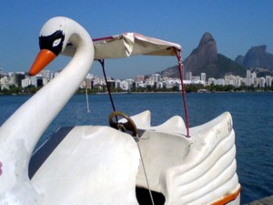 Bombeiros suspendem o funcionamento dos pedalinhos na Lagoa Rodrigo de Freitas Bombeiros suspendem o funcionamento dos pedalinhos na Lagoa Rodrigo de Freitas