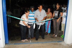 Prefeito Fernando Paulada junto com a diretora Vilma Rios e o secretário Luiz Borracha no momento da inauguração Prefeito Fernando Paulada junto com a diretora Vilma Rios e o secretário Luiz Borracha no momento da inauguração