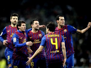 Mais uma vez o Barcelona fez a festa na casa do Real Madrid. Com gols de Sánchez, Xavi e Fábregas, o time catalão aplicou 3 a 1 de virada" title="Mais uma vez o Barcelona fez a festa na casa do Real Madrid. Com gols de Sánchez, Xavi e Fábregas, o time catalão aplicou 3 a 1 de virada Mais uma vez o Barcelona fez a festa na casa do Real Madrid. Com gols de Sánchez, Xavi e Fábregas, o time catalão aplicou 3 a 1 de virada" title="Mais uma vez o Barcelona fez a festa na casa do Real Madrid. Com gols de Sánchez, Xavi e Fábregas, o time catalão aplicou 3 a 1 de virada
