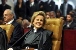 A ministra Rosa Weber assumiu nesta segunda-feira (19/12), no Supremo Tribunal Federal, a vaga para a qual foi indicada pela presidenta Dilma Rousseff. Ela ocupa o lugar deixado pela ministra Ellen Gracie, que se aposentou em agosto A ministra Rosa Weber assumiu nesta segunda-feira (19/12), no Supremo Tribunal Federal, a vaga para a qual foi indicada pela presidenta Dilma Rousseff. Ela ocupa o lugar deixado pela ministra Ellen Gracie, que se aposentou em agosto