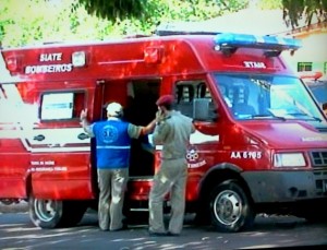Homem se entrega depois de sequestrar e fazer mulher de refém Homem se entrega depois de sequestrar e fazer mulher de refém