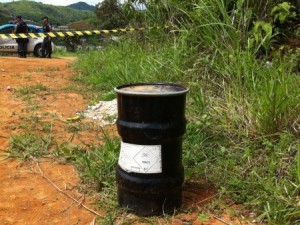 Tambor com substância tóxica deixado em terreno assusta moradores em Itaperuna Tambor com substância tóxica deixado em terreno assusta moradores em Itaperuna