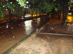 Chuva forte nesta quarta-feira inunda ruas em Itaperuna Chuva forte nesta quarta-feira inunda ruas em Itaperuna
