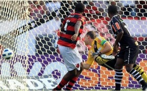 Gol de Renato Abreu coloca Flamengo na Libertadores e Vasco com o vice do Brasileirão Gol de Renato Abreu coloca Flamengo na Libertadores e Vasco com o vice do Brasileirão