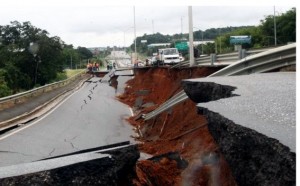 Cratera se abriu, na noite desta segunda-feira (19), após o asfalto ceder na altura do quilômetro 25 da rodovia MG-10, no bairro Angicos, sentido Belo Horizonte, em Vespasiano, na região metropolitana da capital mineira Cratera se abriu, na noite desta segunda-feira (19), após o asfalto ceder na altura do quilômetro 25 da rodovia MG-10, no bairro Angicos, sentido Belo Horizonte, em Vespasiano, na região metropolitana da capital mineira