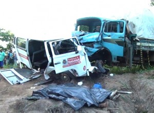 Acidente na rodovia RJ-220 deixa três vítimas fatais - Foto: blog adilsonribeiro.net Acidente na rodovia RJ-220 deixa três vítimas fatais - Foto: blog adilsonribeiro.net