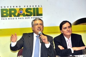 O ministro da Saúde, Alexandre Padilha, e o secretário de Vigilância em Saúde, Jarbas Barbosa, anunciam duas novas vacinas O ministro da Saúde, Alexandre Padilha, e o secretário de Vigilância em Saúde, Jarbas Barbosa, anunciam duas novas vacinas