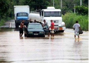 Asfalto cede na BR-356 próximo à Sapucaia e interrompe trânsito entre Itaperuna e Campos Asfalto cede na BR-356 próximo à Sapucaia e interrompe trânsito entre Itaperuna e Campos