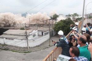 Vice-governador Luiz Fernando Pezão aciona detonador. Prédios implodidos neste domingo, em Benfica, darão lugar a conjunto habitacional - Foto: Rogério Santana