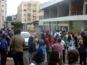 Funcionários do Hospital São José do Avaí em Itaperuna tentando chegar para o trabalho Funcionários do Hospital São José do Avaí em Itaperuna tentando chegar para o trabalho