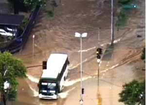 Temporal alaga ruas e provoca desmoronamento de casa em São Paulo Temporal alaga ruas e provoca desmoronamento de casa em São Paulo
