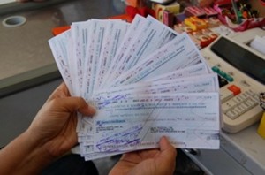 Cheques preenchidos com data de 2011 serão devolvidos a partir de fevereiro Cheques preenchidos com data de 2011 serão devolvidos a partir de fevereiro