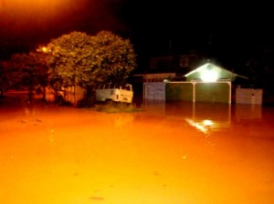 A Rua Dimpina Pereira Schuwartz em sua parte baixa foi afetada e algumas casa fora atingidas pelas águas A Rua Dimpina Pereira Schuwartz em sua parte baixa foi afetada e algumas casa fora atingidas pelas águas