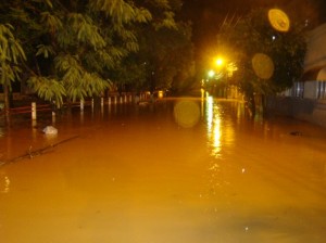 Vários pontos da Avenida Prefeito Orlando Tavares foram invadidos pelas águas do Ribeirão Porto Alegre Vários pontos da Avenida Prefeito Orlando Tavares foram invadidos pelas águas do Ribeirão Porto Alegre
