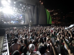 Praia de Copacabana fica superlotada para o adeus ao ano de 2011