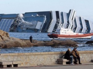 Mergulhadores encontram mais um corpo em navio na costa italiana Mergulhadores encontram mais um corpo em navio na costa italiana