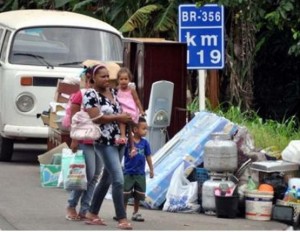 Mais de 300 famílias já foram removidas de bairro alagado após rompimento de dique em Campos Mais de 300 famílias já foram removidas de bairro alagado após rompimento de dique em Campos