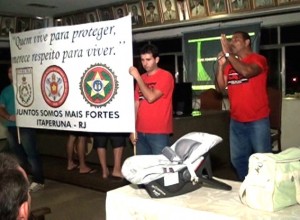Polícias Militar e Civil reúnem em Itaperuna com apoio dos Bombeiros e ameaçam entrar em greve Polícias Militar e Civil reúnem em Itaperuna com apoio dos Bombeiros e ameaçam entrar em greve