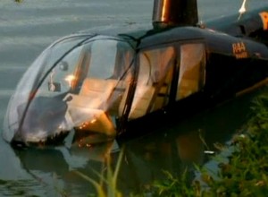 Helicóptero com três pessoas a bordo cai no Lago Paranoá em Brasília Helicóptero com três pessoas a bordo cai no Lago Paranoá em Brasília