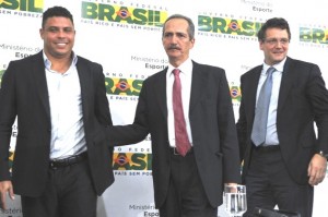 O ex-jogador Ronaldo Nazario, o ministro do Esporte, Aldo Rebelo, o secretário-geral da Fifa, Jérôme Valcke, durante encontro para tratar assuntos relativos à Copa do Mundo de 2014 O ex-jogador Ronaldo Nazario, o ministro do Esporte, Aldo Rebelo, o secretário-geral da Fifa, Jérôme Valcke, durante encontro para tratar assuntos relativos à Copa do Mundo de 2014