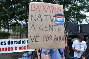 Frentex, FNDC, Rede Mulher e simpatizantes foram à porta da Globo com cartazes e faixas Frentex, FNDC, Rede Mulher e simpatizantes foram à porta da Globo com cartazes e faixas