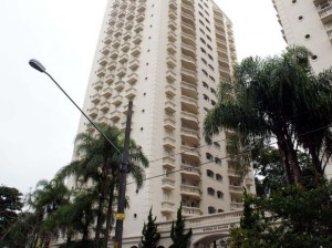 Mãe e filho caem do 15º andar de um prédio em São Paulo Mãe e filho caem do 15º andar de um prédio em São Paulo