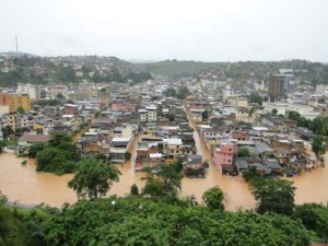 Rio invade as ruas da cidade mineira de Muriaé Rio invade as ruas da cidade mineira de Muriaé