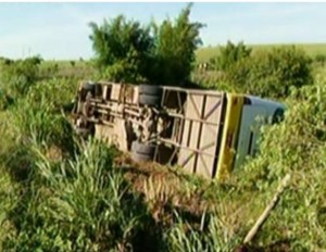 Ônibus capota em Campos enquanto motorista dava troco a passageiro Ônibus capota em Campos enquanto motorista dava troco a passageiro