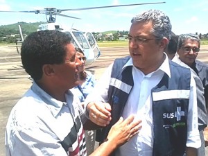 Prefeito Fernando Paulada e e ministro Alexandre Padilha no aeroporto - Foto: blog do Adilson Ribeiro de Itaperuna Prefeito Fernando Paulada e e ministro Alexandre Padilha no aeroporto de Itaperuna - Foto: blog do Adilson Ribeiro
