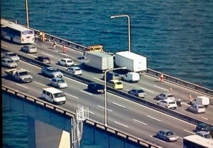 Acidente deixa trânsito lento na ponte Rio-Niterói Acidente deixa trânsito lento na ponte Rio-Niterói