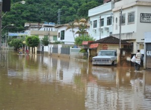 Município de Itaperuna estima que as perdas com as enchentes ultrapassem aos R$ 40 milhões Município de Itaperuna estima que as perdas com as enchentes ultrapassem aos R$ 40 milhões