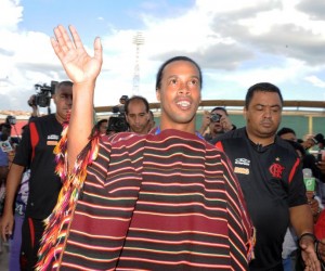 Com o Flamengo na Bolívia, Ronaldinho é homenageado em Sucre Com o Flamengo na Bolívia, Ronaldinho é homenageado em Sucre