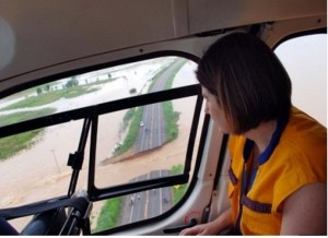 Rosinha Garotinho sobrevoou a área onde o dique da BR-356 se rompeu Rosinha Garotinho sobrevoou a área onde o dique da BR-356 se rompeu