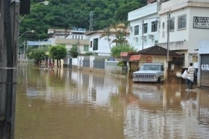 Rua 10 de Maio invadida pelas águas impedindo atendimento no posto de Saúde Rua 10 de Maio invadida pelas águas impedindo atendimento no posto de Saúde