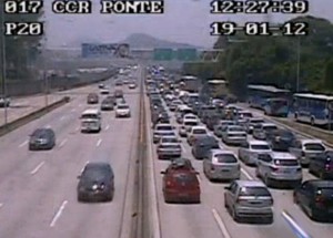 Saída para aproveitar o feriado deixa o tráfego intenso nas principais rodovias do Rio Saída para aproveitar o feriado deixa o tráfego intenso nas principais rodovias do Rio