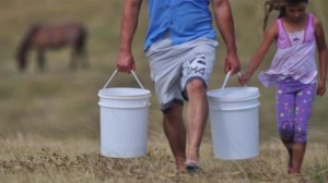 Moradores de Candiota, no sul do Rio Grande do Sul, recorrem a outras regiões para buscar água Moradores de Candiota, no sul do Rio Grande do Sul, recorrem a outras regiões para buscar água