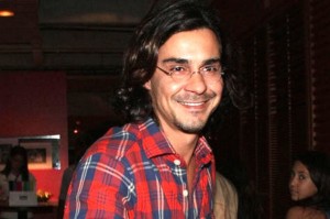 Ator André Gonçalves vai parar em delegacia de Cabo Frio por causa de conta em bar Ator André Gonçalves vai parar em delegacia de Cabo Frio por causa de conta em bar