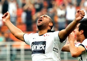 Corinthians vence mais uma e assume a ponta do Paulistão com gol de Adriano Corinthians vence mais uma e assume a ponta do Paulistão com gol de Adriano