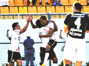 Corinthians para na defesa do Bragantino e amarga um empate em 1 a 1 Corinthians para na defesa do Bragantino e amarga um empate em 1 a 1