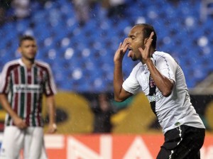 Alecsandro marcou os dois gols na virada sobre o Fluminense Alecsandro marcou os dois gols na virada sobre o Fluminense