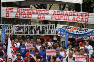 No Rio de Janeiro mesmo com aumento Bombeiros, policiais militares e civis entram em greve por tempo indeterminado No Rio de Janeiro mesmo com aumento Bombeiros, policiais militares e civis entram em greve por tempo indeterminado