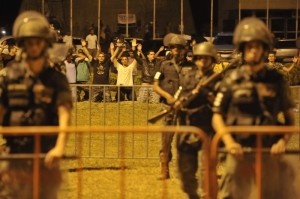 Soldados do Exército fazem a segurança da área em torno da Assembleia Legislativa do Estado, ocupada por policiais militares em greve desde a semana passada Soldados do Exército fazem a segurança da área em torno da Assembleia Legislativa do Estado, ocupada por policiais militares em greve desde a semana passada