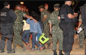 Grevistas permanecem na Assembleia Legislativa da Bahia, pelo sétimo dia de greve da Polícia Militar. Na foto, três crianças deixando o local, acompanhadas por integrantes do exército Grevistas permanecem na Assembleia Legislativa da Bahia, pelo sétimo dia de greve da Polícia Militar. Na foto, três crianças deixando o local, acompanhadas por integrantes do exército