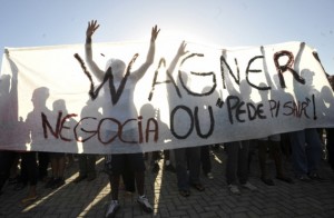 Policiais militares em greve fazem manifestação em frente à Assembleia Legislativa do Estado, ocupada pelos companheiros desde a semana passada Policiais militares em greve fazem manifestação em frente à Assembleia Legislativa do Estado, ocupada pelos companheiros desde a semana passada